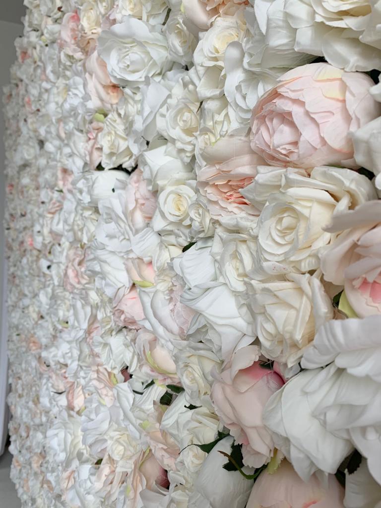 Mur de fleurs blanc et rose 2