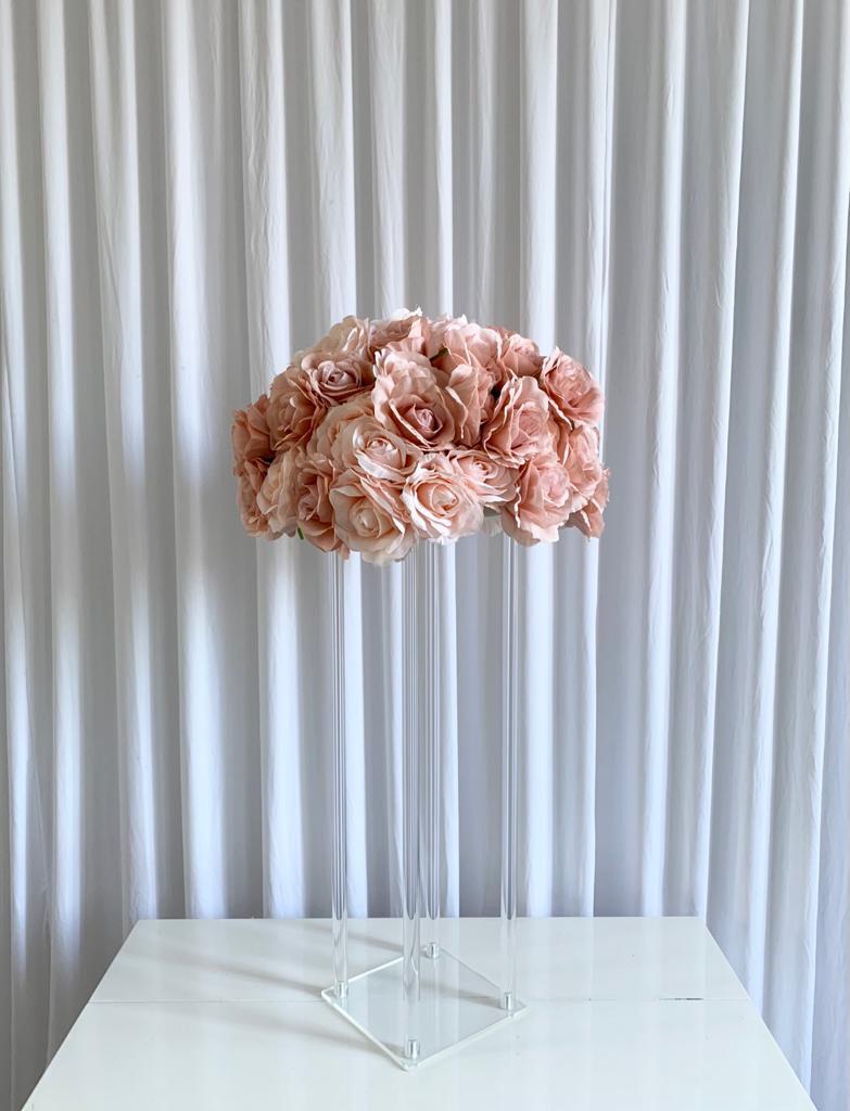 Support transparent avec boules de fleurs artificielles roses poudrées et nudes