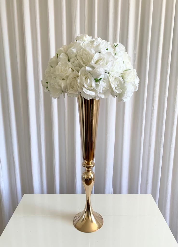 Vase doré avec boules de fleurs artificielles blanches 1
