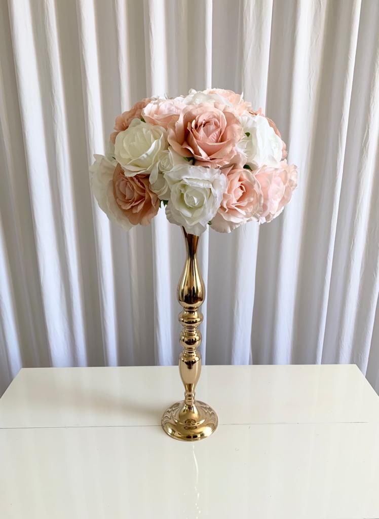 Vase doré avec boules de fleurs artificielles blanches, roses nudes et roses poudrées