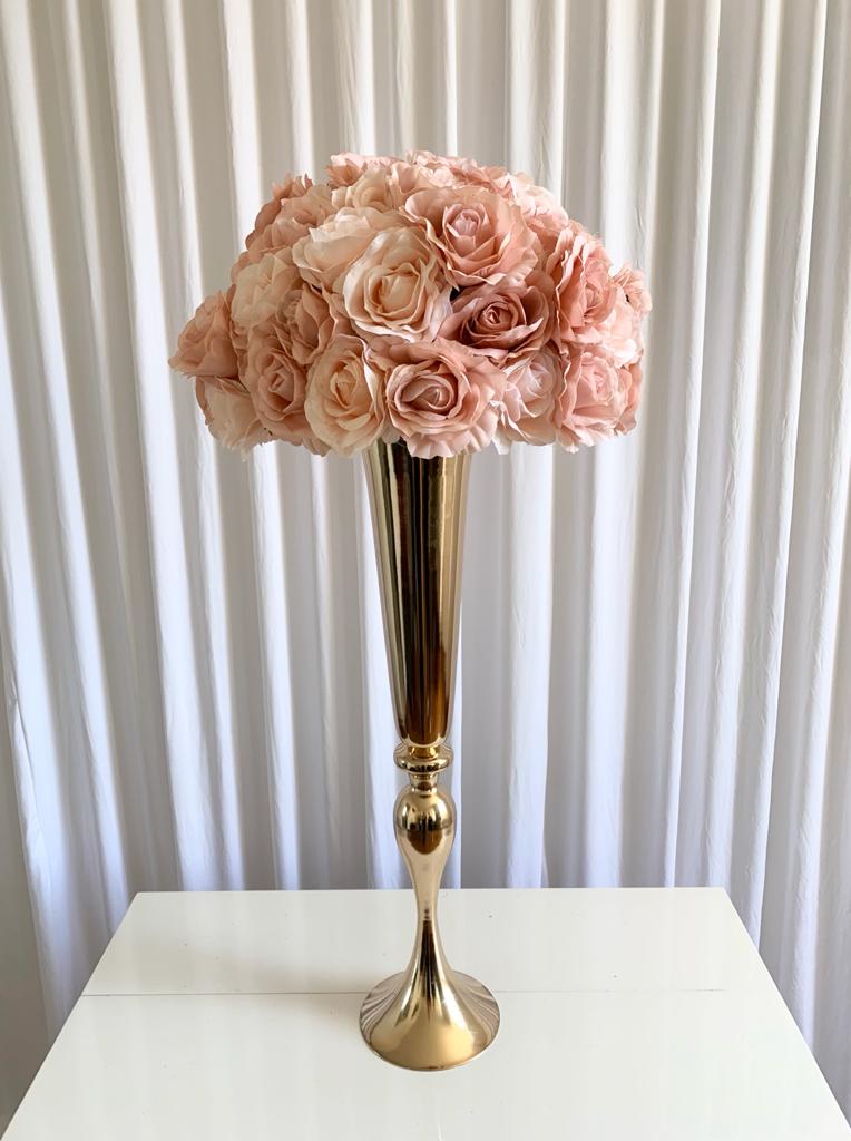 Vase doré avec boules de fleurs artificielles roses 1