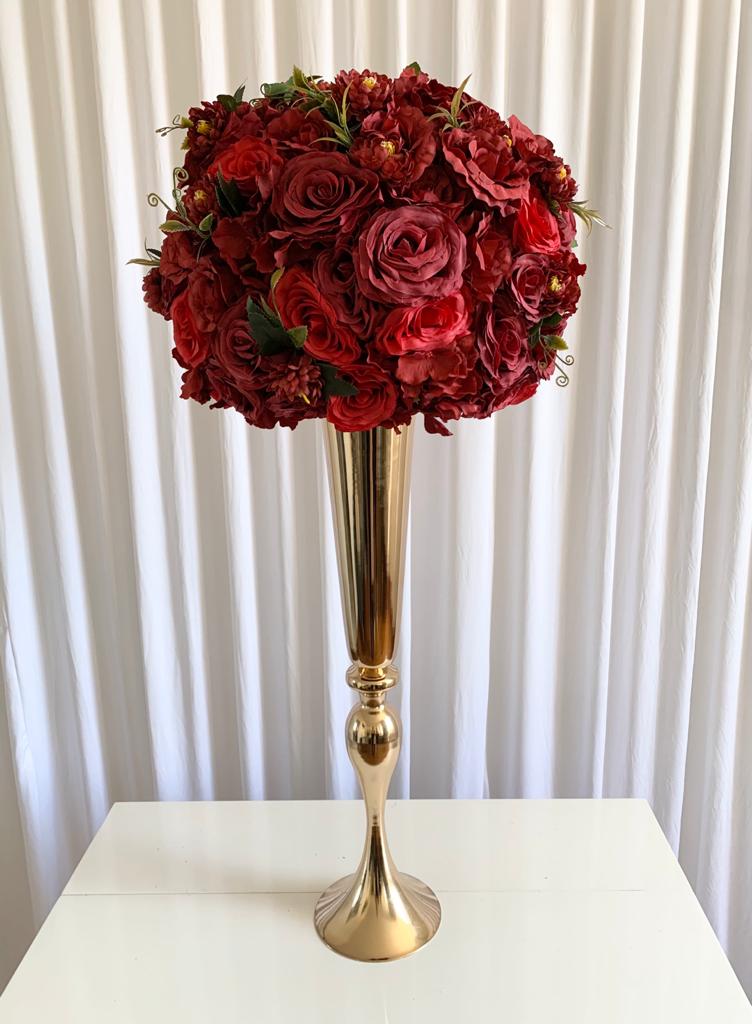 Vase doré avec boules de fleurs artificielles rouges 1