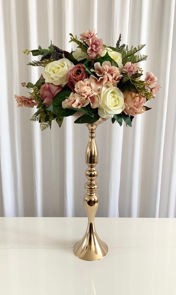 Vase doré et boules de fleurs artificielles blanches et roses avec feuillages 1