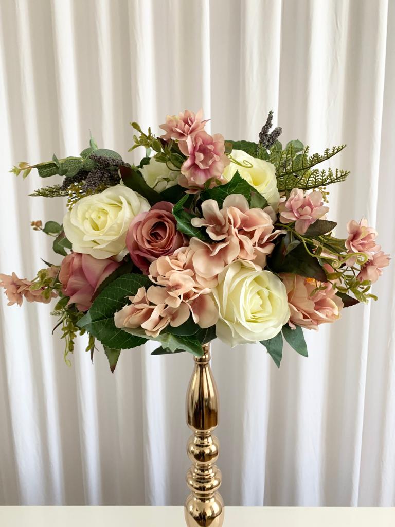Vase doré et boules de fleurs artificielles blanches et roses avec feuillages 2